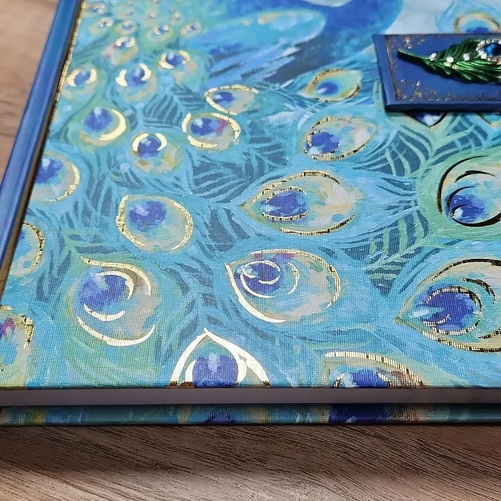 🔸️NWOT Emerald Peacock w/Magnetic Brooch Fastener Journal